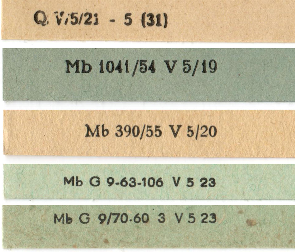 Collage aus den M-Kennungen mehrerer Prüfkarten; „Q V/5/21 - 5 (31)“,
„Mb 1041/54 V 5/19“, „Mb 390/55 V 5/20“, „Mb G 9-63-106 V 5 23“ und „Mb G 9/70.60 3 V 5 23“